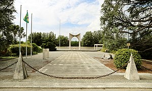 El monumento dentro del ex-cementerio