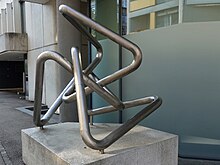 Plastik 1978, Deltoeder. Von Thoma Blank (1933–2013) Zeichner, Metall-Plastiker. Geschenk von Hugo Pfister-Huber, Architekt. Kirschgartenstrasse-Sterngasse, Basel.