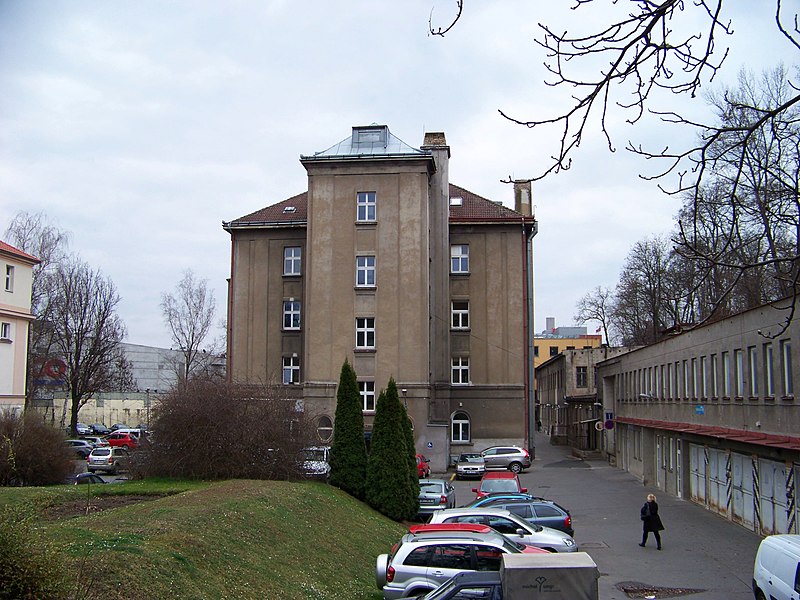 File:Poliklinika Kartouzská, budova A.jpg