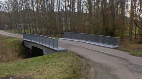 Pont enjambant le ruisseau de Palebœuf à l'entrée de la commune.