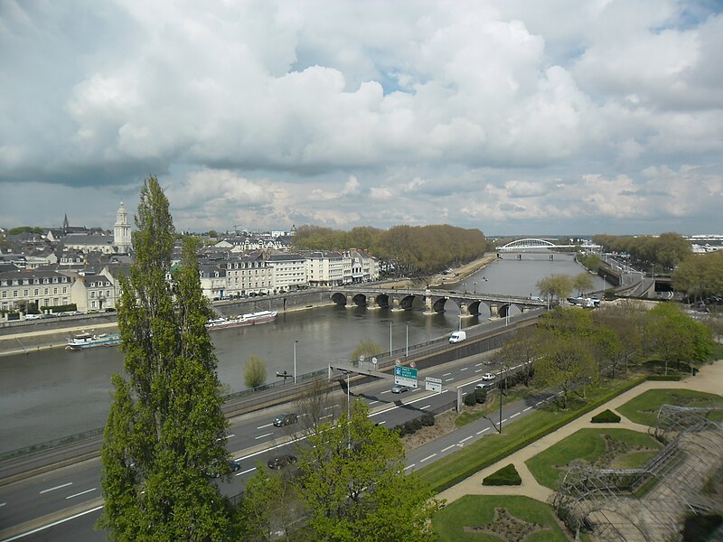 File:Pont de Verdun, Angers, vue du Bout du monde - panoramio.jpg