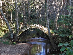 Ponte vella sobre o río Sieira en Xuño.