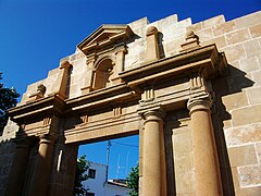 Portada reconstruïda de l'antiga església de Sant Pere