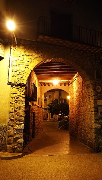 File:Portal de la capella de Sant Llorenç de Morunys de nit.jpg