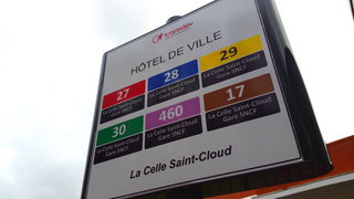 Nouveau potelet du réseau Transdev Nanterre / à l'arrêt Hôtel de Ville