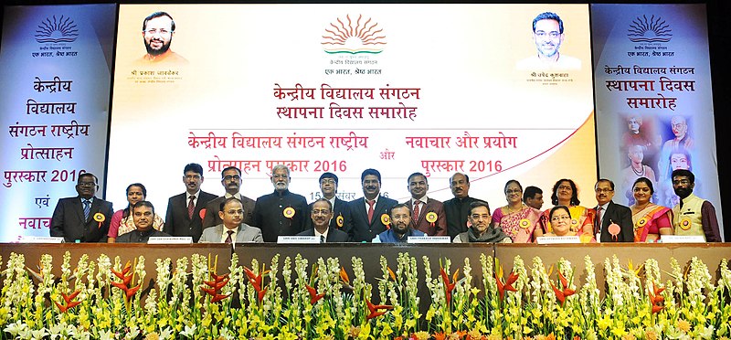 File:Prakash Javadekar with the recipients of the KVS National Incentive Awards 2016 and the Innovation and Experimentation Awards 2016, at the Kendriya Vidyalaya Sangathan (KVS) foundation day function, in New Delhi (2).jpg