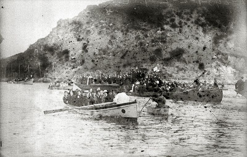 File:Procesión marítima del Niño Jesús de Praga en la localidad de Pasaia (4 de 4) - Fondo Car-Kutxa Fototeka.jpg