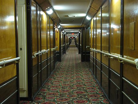 Tập_tin:Queen_Mary_Hotel_Cabin_Corridor.jpg
