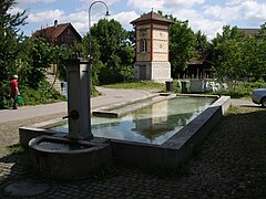 Dorfbrunnen von 1806 mit Transformatoren­häuschen