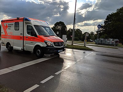 RTW des DRK in Tübingen in der Stuttgarter Straße von vorne.jpg