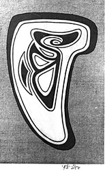 Fotografia em preto e branco close-up de um pedaço de madeira fortemente pintado em traços sólidos não misturados de preto e branco em um semblante estilizado para "ro" e "tho" do silabário bengali.
