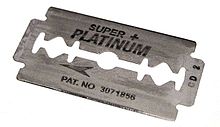 A modern double-edge safety razor blade Rasierklinge cropped.jpg