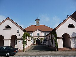 Hauptstraße 78 in Schwegenheim: Rat- und ehemaliges Schulhaus; Dreiflügelanlage