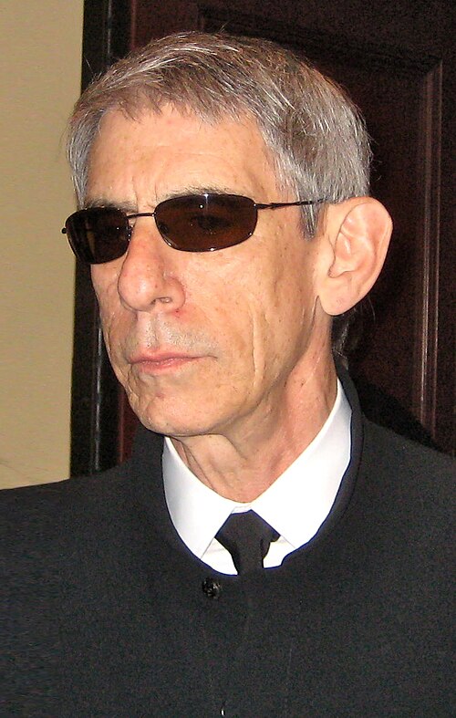 Richard Belzer's character Detective John Munch appeared in the episode.