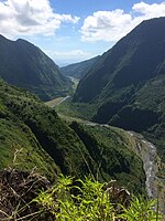 La rivière des Galets sort du cirque de Mafate par un long défilé au balcon duquel est accrochée la canalisation des Orangers.