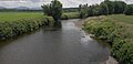 Rivière au Saumon près de La Patrie. Le flanc nord des Montagnes Blanches est à l'arrière-plan. La rivière y prend sa source.