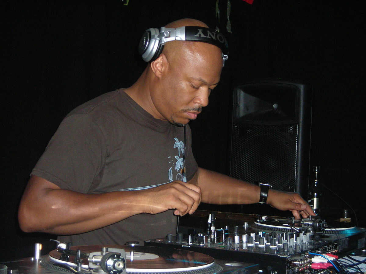 DJ controller - Wikipedia