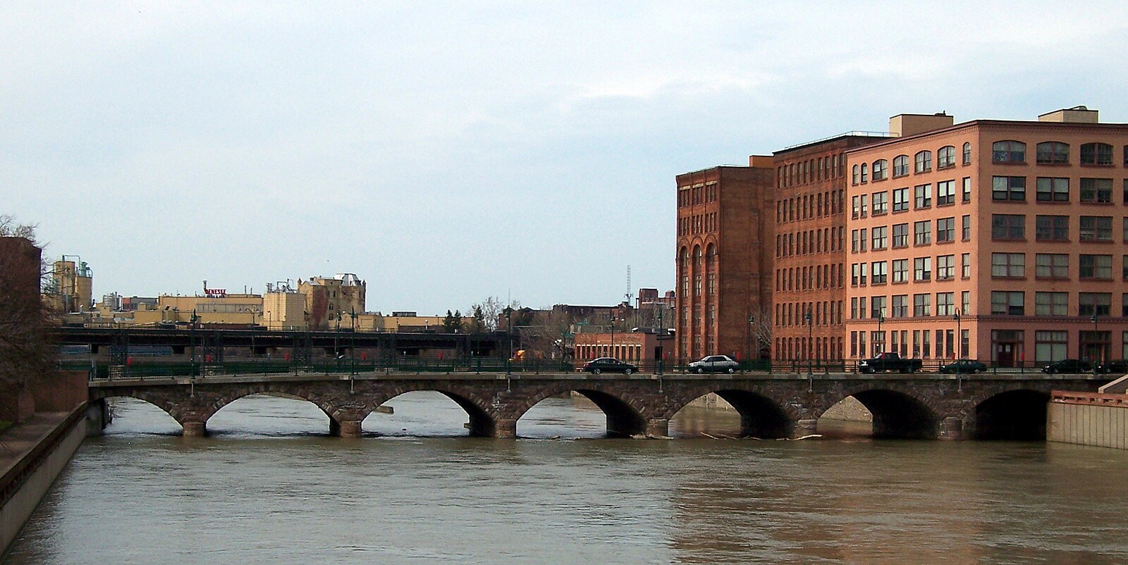 Рочестер Нью-Йорк. Рочестер стрит. Река Дженеси. High Falls & the Genesee River, Rochester NY (5-2005). Срок службы мостов