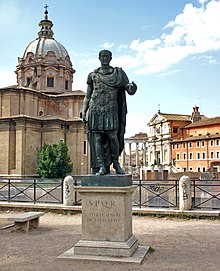 Statua di Giulio Cesare (copia in bronzo in Via dei Fori Imperiali a Roma; l'originale è conservato all'interno del Palazzo Senatorio, nella sala consiliare del Comune di Roma)