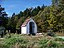 Moosthenning, Rothenbühl, an der Wegkreuzung Forst-Tunding, Ottering-Unterhollerau. Nach Westen ausgerichtete Wegkapelle. Kleiner ziegelgedeckter Sat...