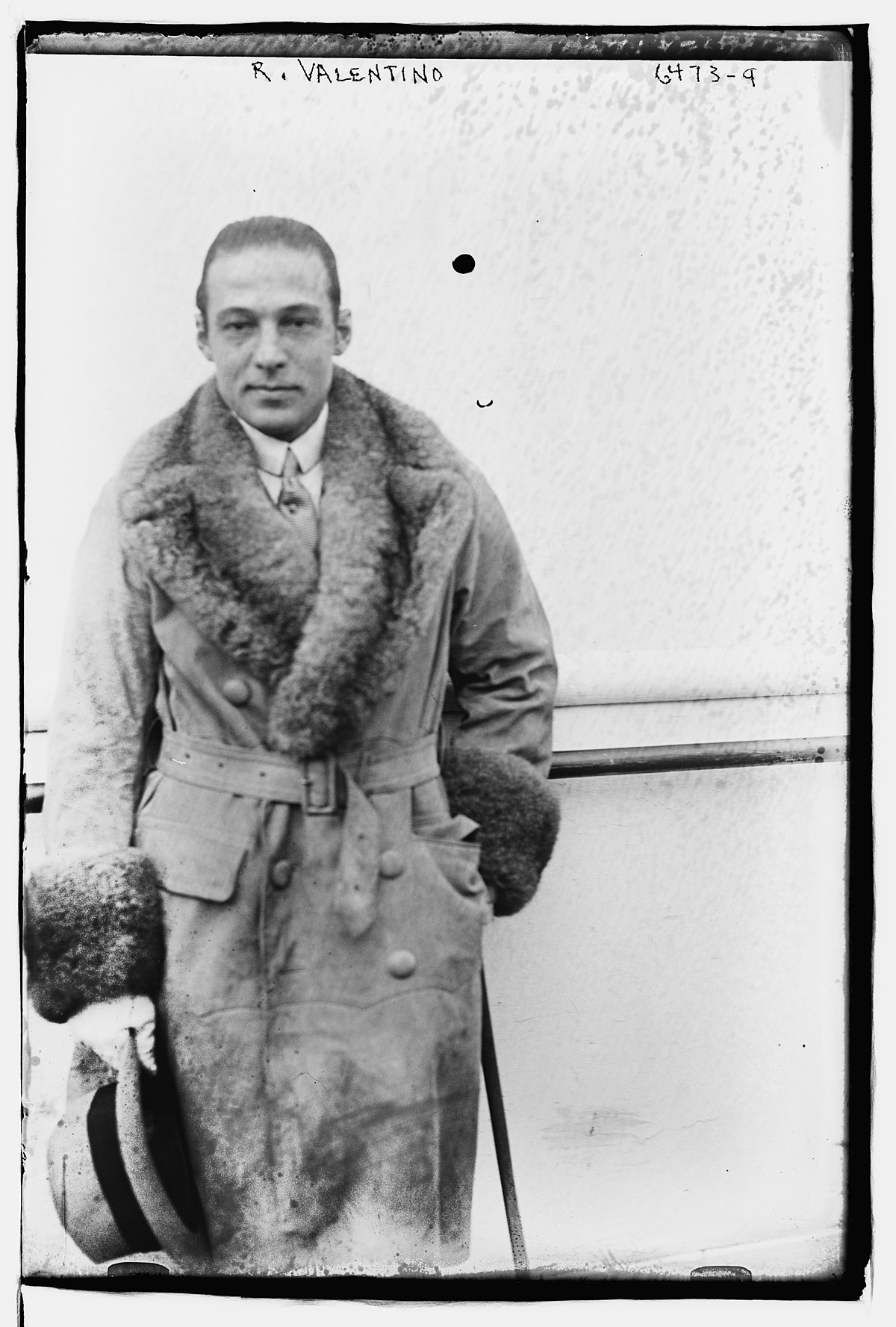 File:Rudolph Valentino LCCN2014718921.jpg - Wikimedia Commons