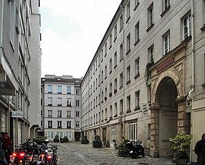 18〜19世紀の建物。クール・サン＝ジョゼフ (サン＝ジョゼフ広場, Cour Saint-Joseph)。シャロンヌ通り (Rue de Charonne) 5番地から伸びる行き止まりエリア。