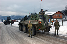 Bundeswehrsoldaten der SFOR mit Transportpanzer Fuchs in Pale in Bosnien im Rahmen der Operation Joint Forge