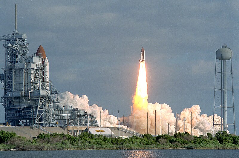 File:STS-31 Launch - GPN-2000-000684.jpg