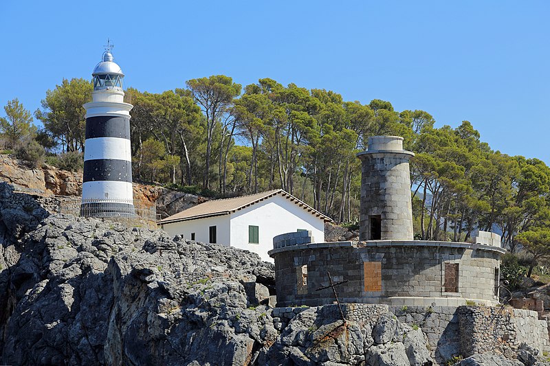 File:Sa Creu Lighthouse R01.jpg