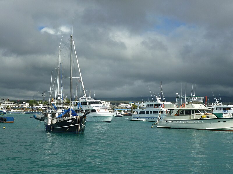 File:Sail Boats and Motor Boats in Puerto Ayora Galapagos photo by Alvaro Sevilla Design.JPG