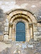 Saint-Jeanvrin. Fenêtre sur le mur sud de la nef.