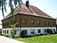 Das vor kurzem renovierte frühere Gesindehaus des abgegangenen Schlosses Haidenkofen bei Wallersdorf, Niederbayern, Deutschland
