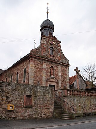 Die Kirche von der Hauptstraße aus gesehen