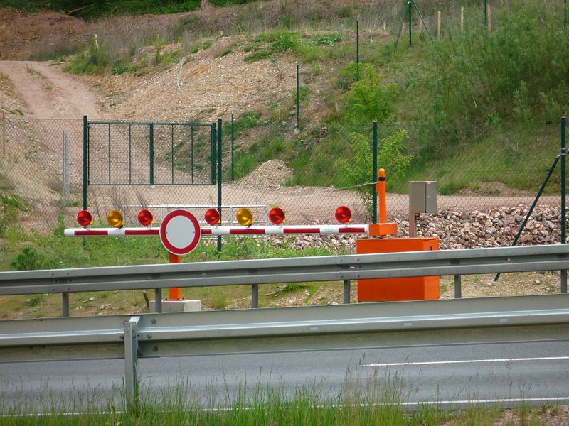 File:Schottenbergtunnel-Schrankenanlage.jpg