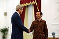 Presiden Jokowi bersalaman dengan Menteri Luar Negeri Amerika Serikat, John Kerry.