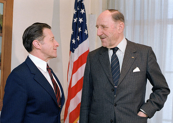 Secretary General Joseph Luns meets with United States Secretary of Defense Caspar Weinberger on 25 May 1983.