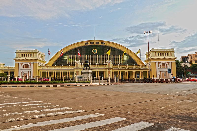 File:Six o'clock at Bangkok Railway Station.jpg