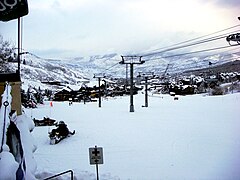 Snowmass Tog'ining bazasi, shu jumladan Snowmass Village qishlog'ining ko'rinishi