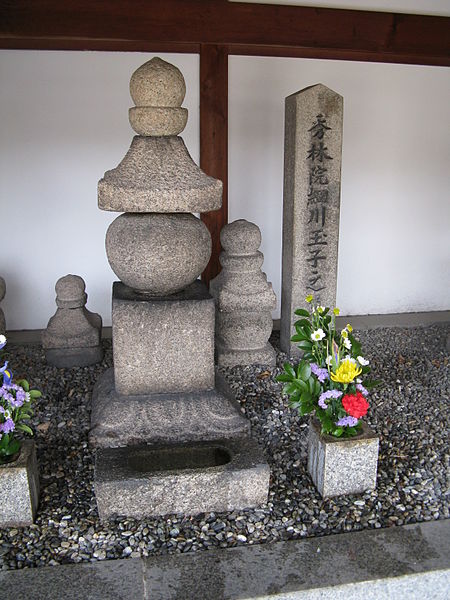 File:Sozenji (Higashiyodogawa, Osaka) Hosokawa Gracia haka.jpg