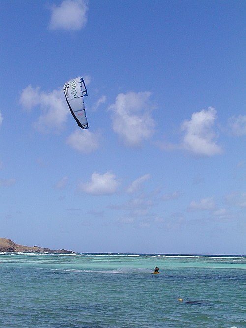 Séance de kitesurf dans la baie de Saint-Jean.