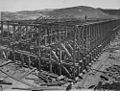 Fonderie en construction (ossature bois) à Mount Morgan, en 1905