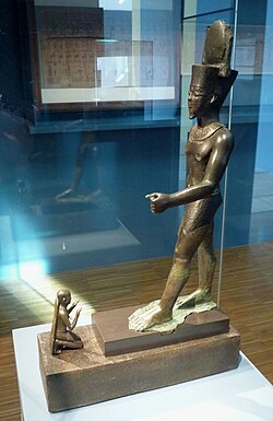 Statue af Amun-Re æret af Horiraâ under udstillingen Betjener Egyptens guder på Grenoble-museet.