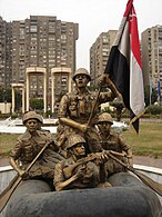 تمثال للجنود المصريون يعبرون قناة السويس