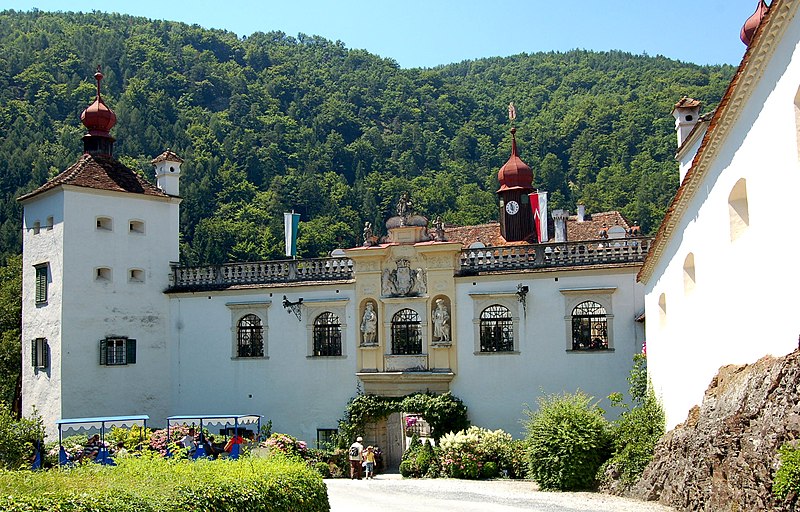 File:Stubenberg Schloss Herberstein Portal.JPG