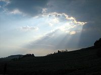 Zonlicht, deel valt op de grond van de aarde en deel wordt door de wolken tegen gehouden