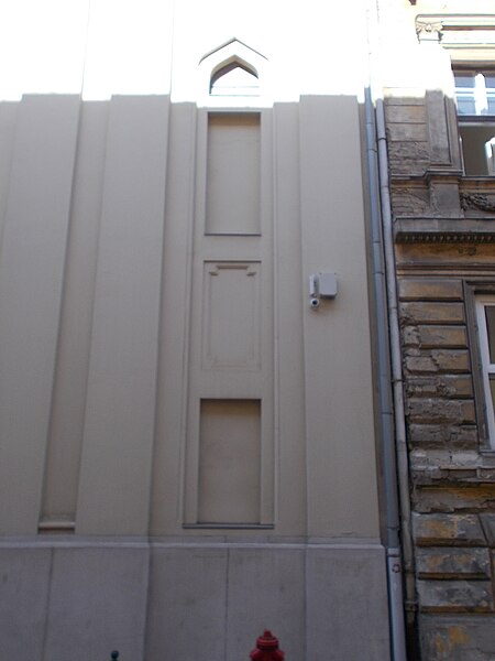 File:Synagoge, Tűzoltó Straße, blindes Fenster, 2021 Ferencváros.jpg