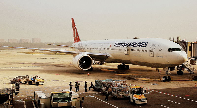 File:TURKISH AIRLINES BOEING 777-300 AT THE GATE AT BEIJING CAPITAL AIRPORT CHINA OCT 2012 (8169464879).jpg