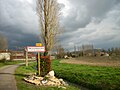 Panneau d'entrée du village avec à gauche l'eau d'un ruisseau dévié de la Garonne, les villageois l'appelle Garonnette.