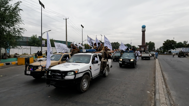 https://upload.wikimedia.org/wikipedia/commons/thumb/b/bd/Taliban_parade_in_Kabul.png/640px-Taliban_parade_in_Kabul.png