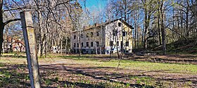 Руины советской казармы-общежития на территории мызы Альт-Кош